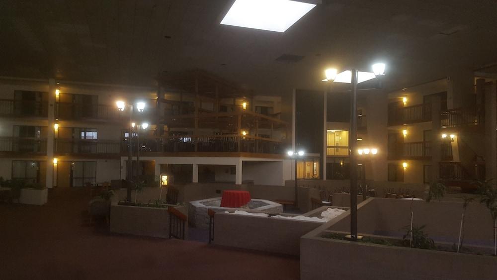 Salina Ambassador Hotel & Conference Center ภายนอก รูปภาพ